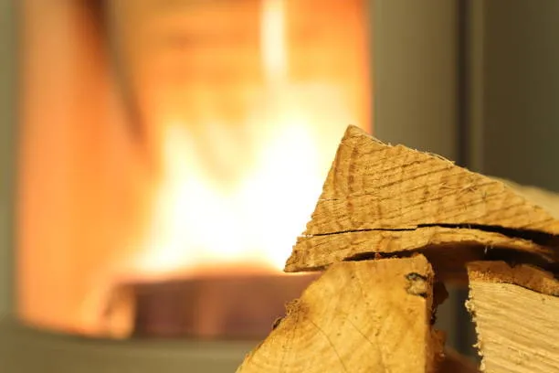 Coupe de bois de chauffage pour cheminée de maison à Marmande
